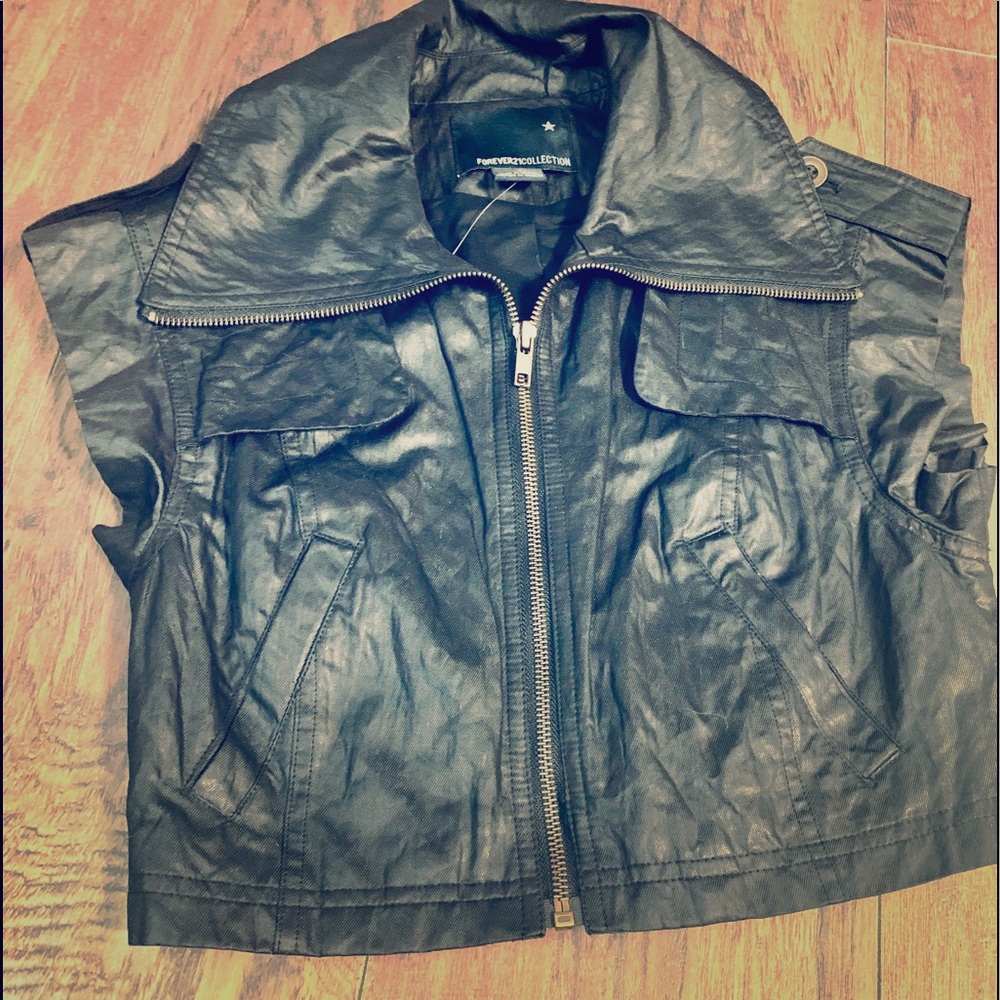 ⭐️ 5 for 25 ⭐️ Forever 21 cropped zip up jacket t